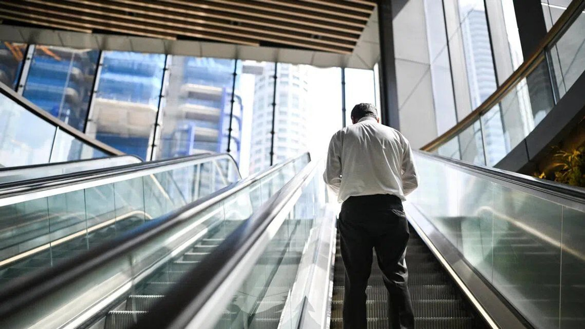 South Korea's Great Escalator Divide: A Nation Split on How to Ride