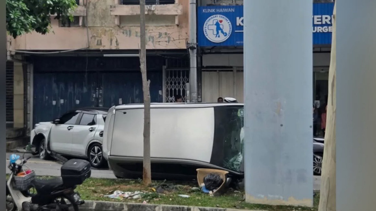 Driver Suffers Seizure, Ploughs Into Six Parked Cars in Cheras