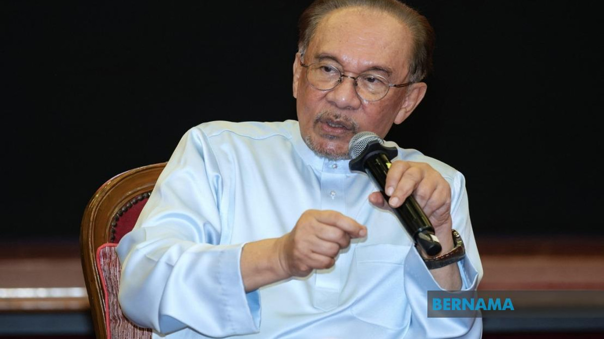 Anwar Seeks Prabowo's Help Over Felda's RM2.5 Billion Indonesian Investment Crisis