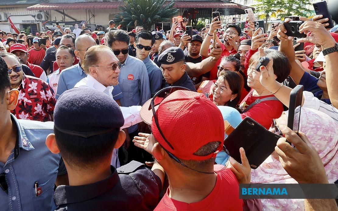 PM Anwar Meets Elderly Couple Who Cycled Trishaw Across Town to See Him