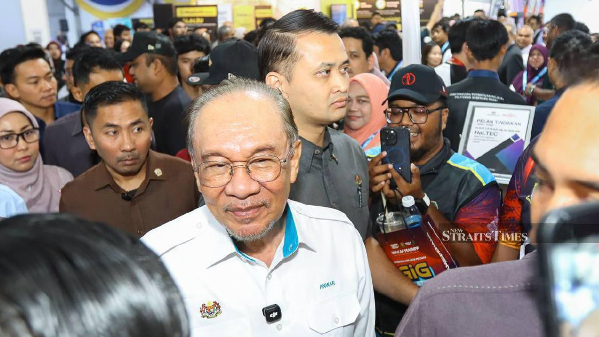Anwar Campaigns in Negri Sembilan as Polls Show Tight State Race