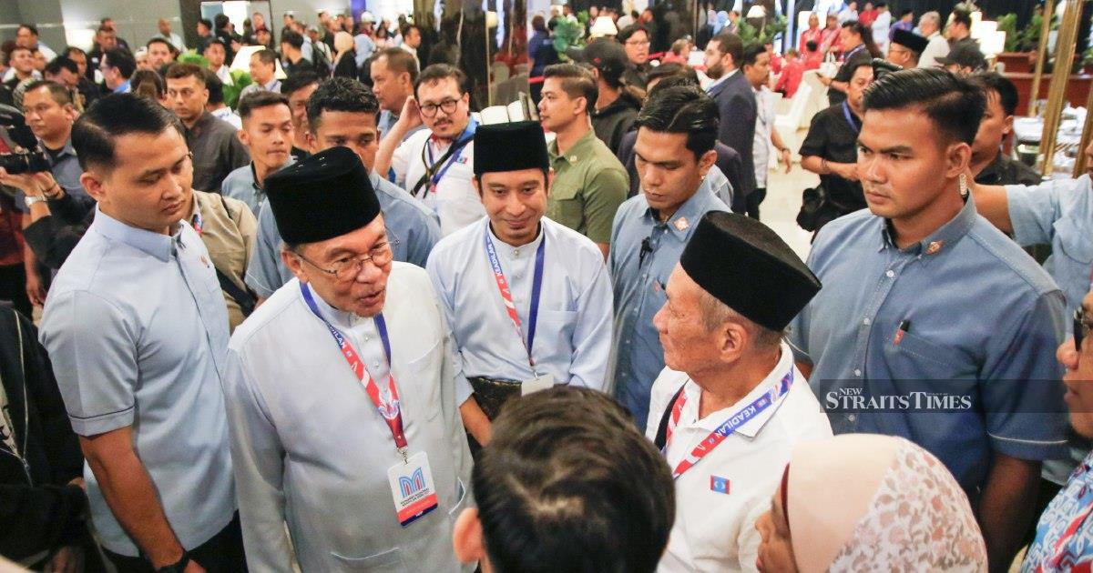 Anwar Brushes Off Rift Rumours, Insists Partnership With Zahid Remains Strong
