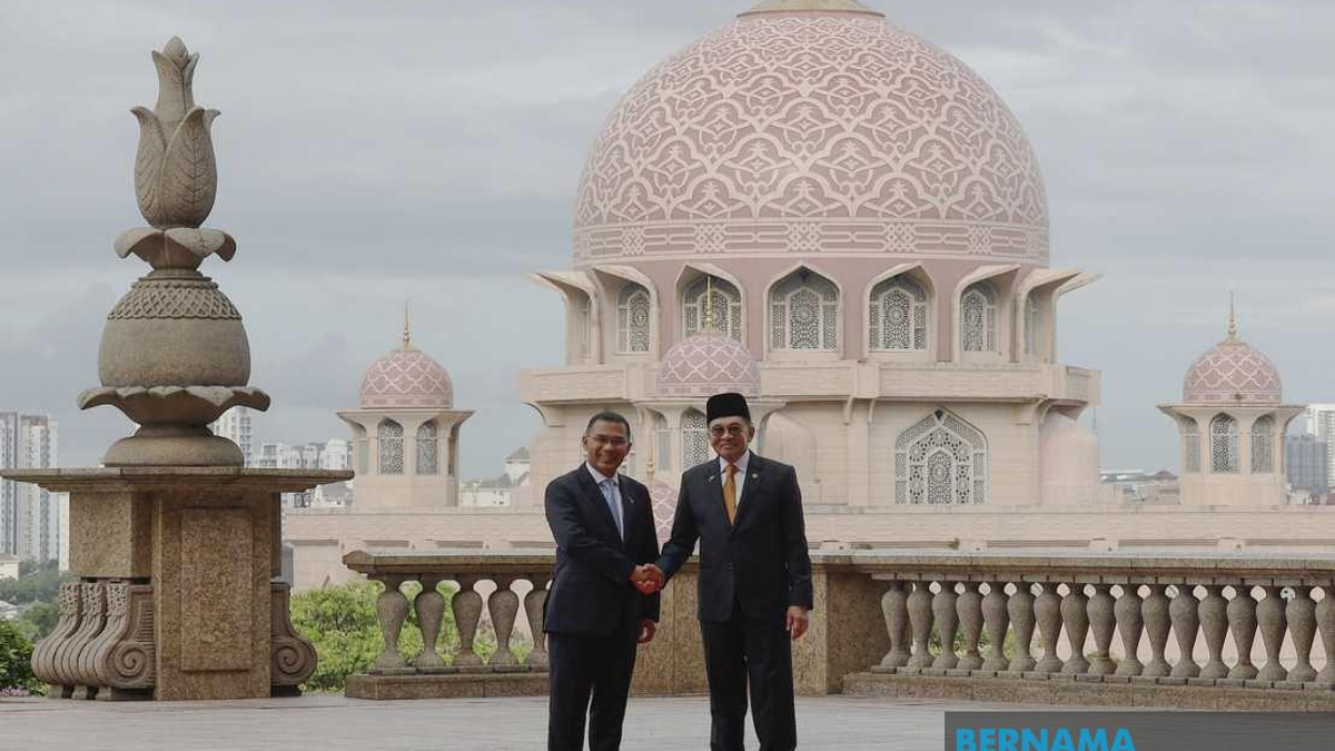 Bangladesh PM Tarique Rahman Extends Wishes for Anwar Ibrahim's Full Recovery