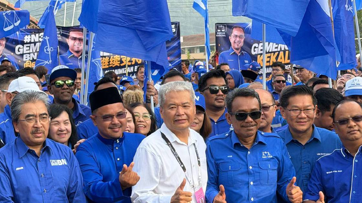 Senior Umno Leaders Lend Support to BN Slate at Tampin Nomination Centre